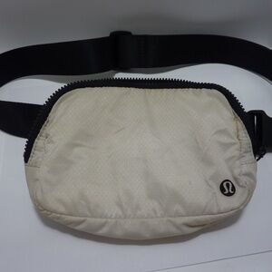 Lululemon Womens White Adjustable Strap Zipper Belt Bag & Fanny Pack Used/Stains